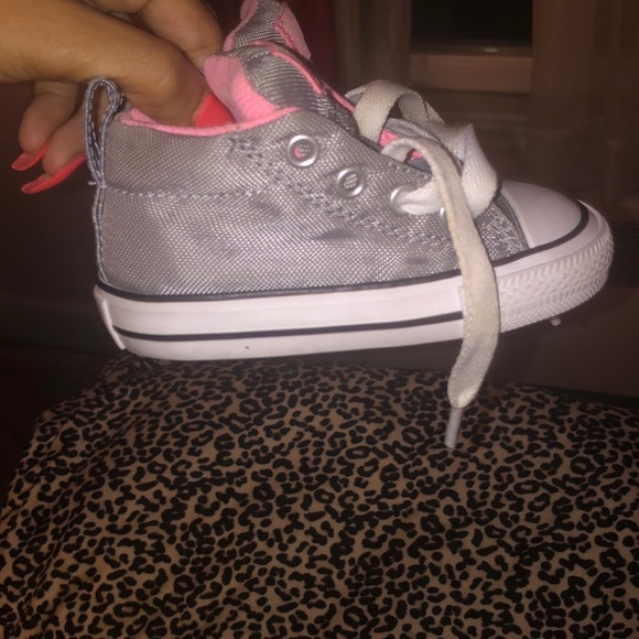 Gray and pink CONVERSE for a toddler size 5!!! - Picture 3 of 8
